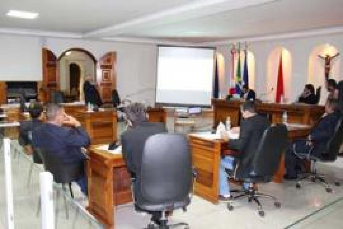 Vereador Luiz Devós, preocupado com a queda da arrecadação do município apresenta Estudo