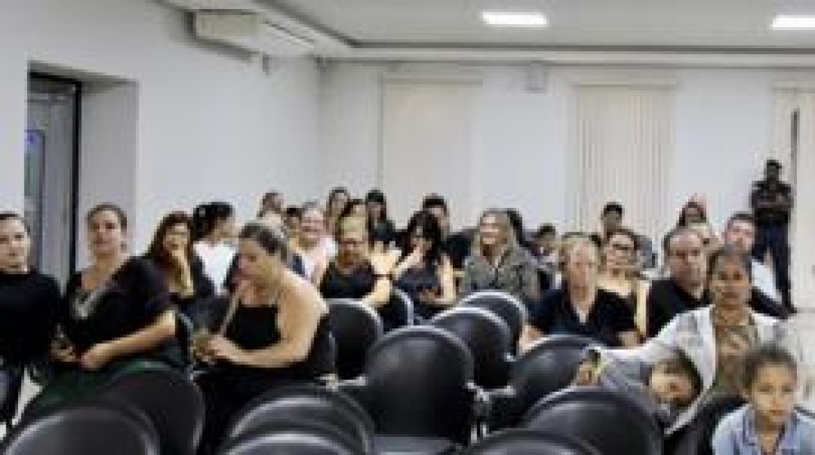 Professores e pais de alunos manifestam contra o fim da Escola de Tempo Integral