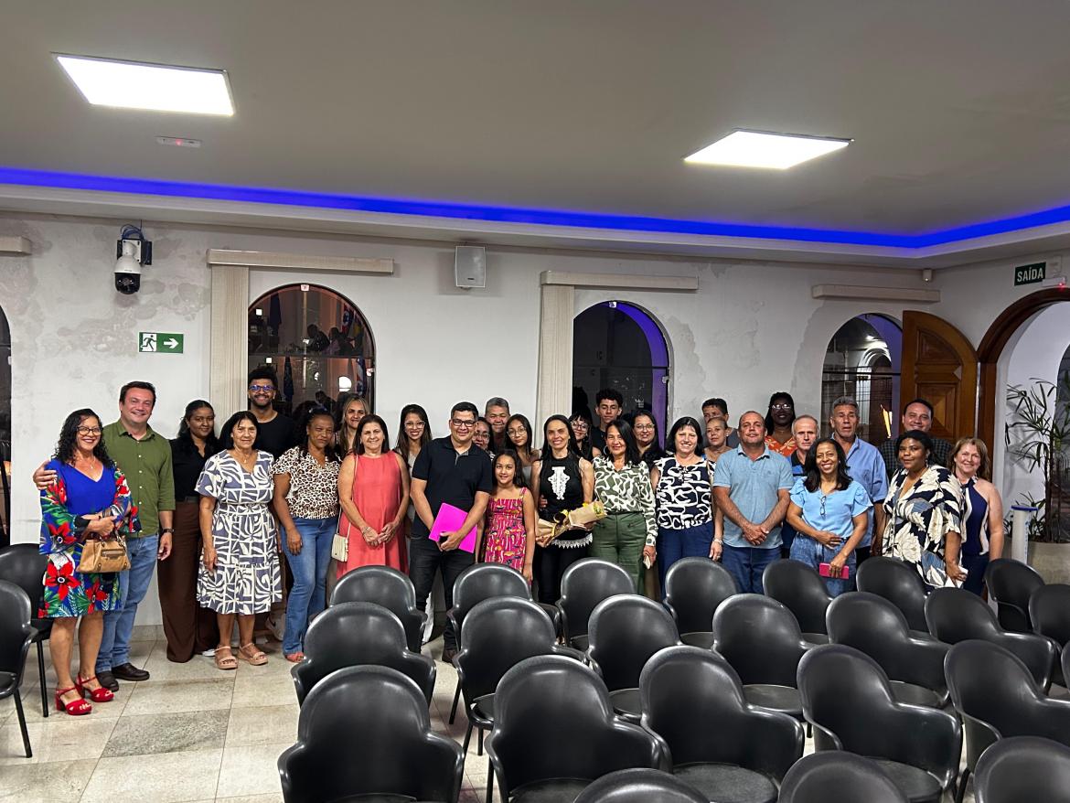Na plateia, os pais de Sofia, Cibele e Dion, acompanham a aprovação do projeto ao lado de familiares e amigos