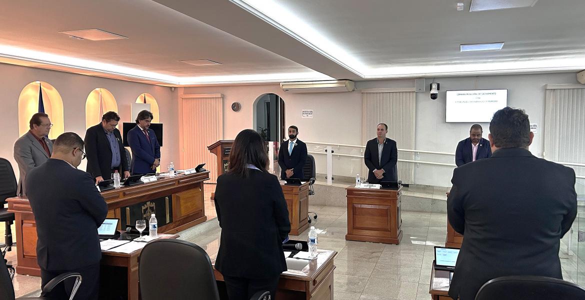 Vereadores fazem um minuto de silêncio em memória das vítimas do acidente dos estudantes, ocorrido em 8 de maio de 2002