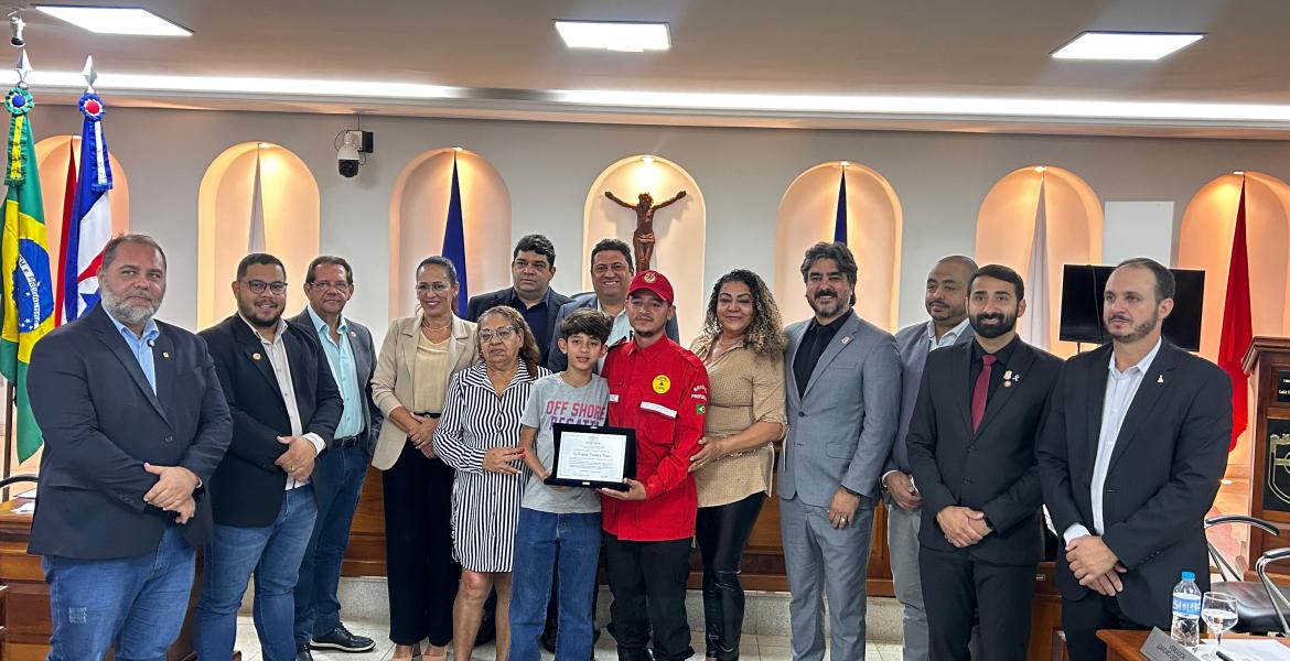 Vereadores da atual Câmara Municipal de Sacramento; jornalista Tulio Micheli, vereador em Uberaba; homenageado Rafael Freitas e seus familiares.