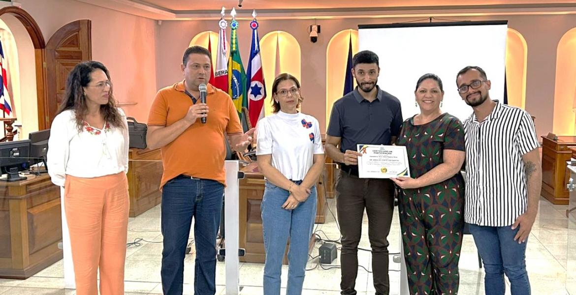 Palestra conduzida pelo psicólogo Arnaldo Júnior reuniu profissionais da Saúde e Educação, que ampliaram o debate 