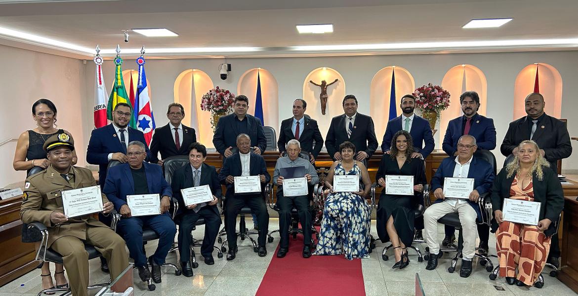 Na foto: vereadores e seus condecorados com o Título de Cidadania Honorária