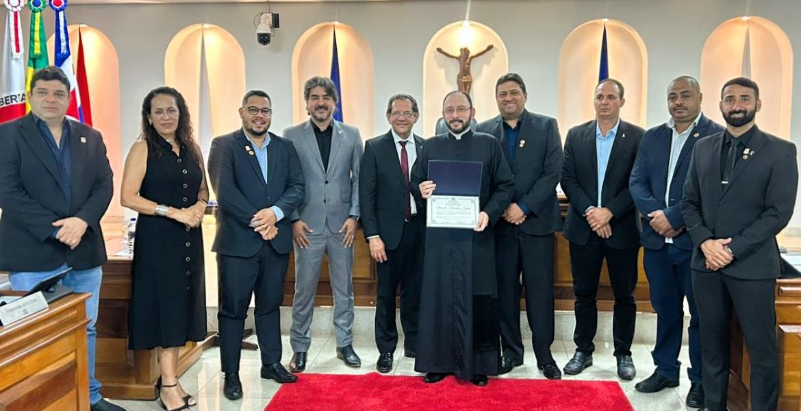 A moção ao Pe. Ricardo foi proposta pelo vereador Dr. Reginaldo