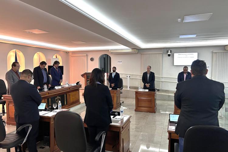Vereadores fazem um minuto de silêncio em memória das vítimas do acidente dos estudantes, ocorrido em 8 de maio de 2002