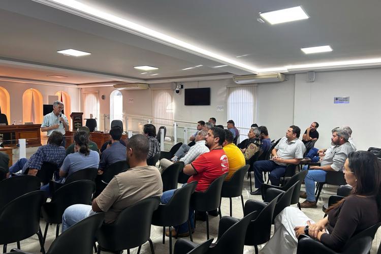 A reunião foi realizada em atendimento ao Requerimento nº 161/2025 do vereador Dr. Talhys