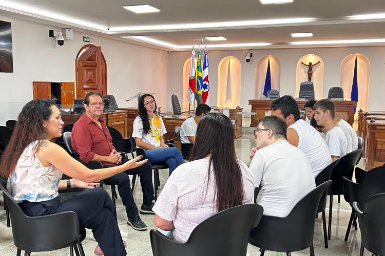 Vereadores Dr. Reginaldo e Sgto. Edna conduziram a visita com os alunos