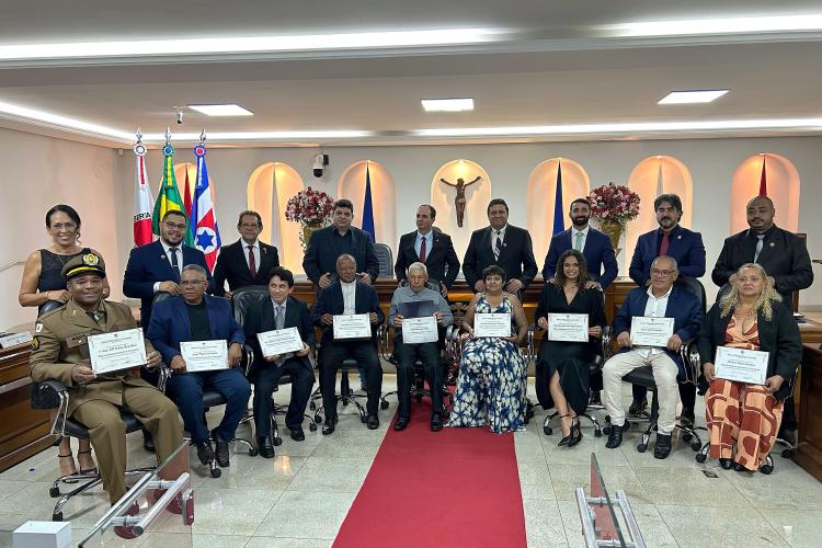 Na foto: vereadores e seus condecorados com o Título de Cidadania Honorária