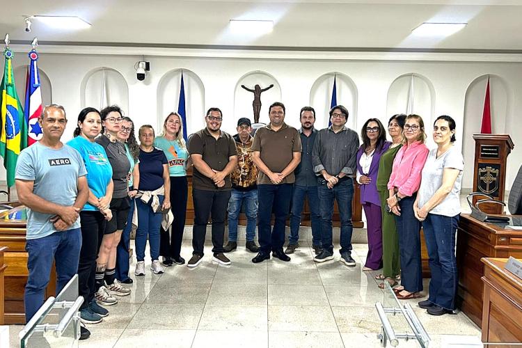 Na foto: representantes do Legislativo, Executivo, COMBEA, APAS e cuidadores voluntários independentes