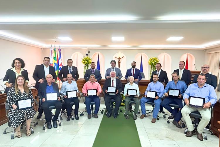 Vereadores e seus homenageados com o Cartão de Prata “Marcenal Davi Bisinotto”