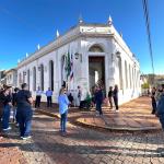 Autoridades, alunos e servidores cantam hino nacional no Altar da Pátria