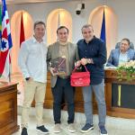 Guilherme Resende, presidente da Associação Comercial e Empresarial, presenteou os palestrantes com produtos de associados